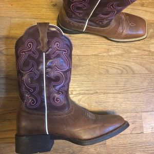 Gorgeous Ariat square toe boots size 8